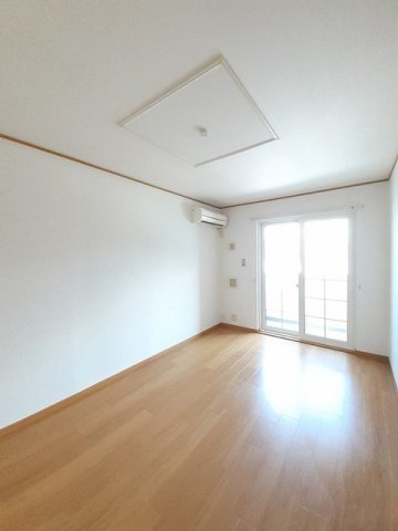 レジデンス福園の居間・リビング|こちらのリビングで趣味の時間をお楽しみください