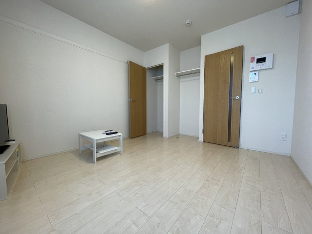 稲城市百村のアパートの居間・リビング