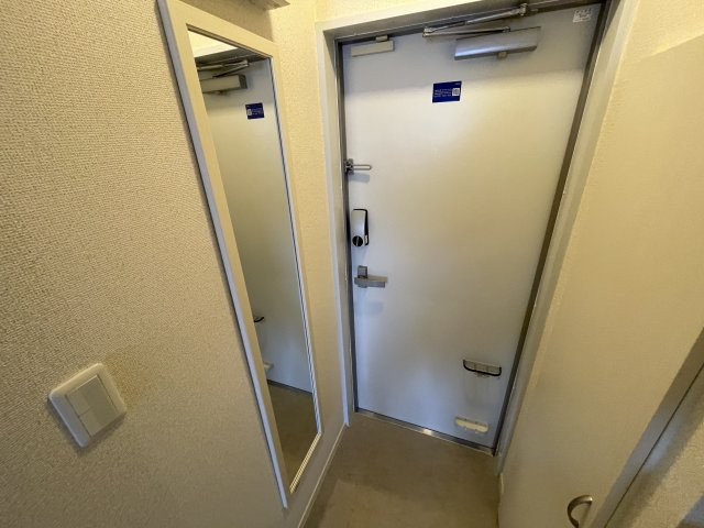 稲城市百村のアパートの玄関