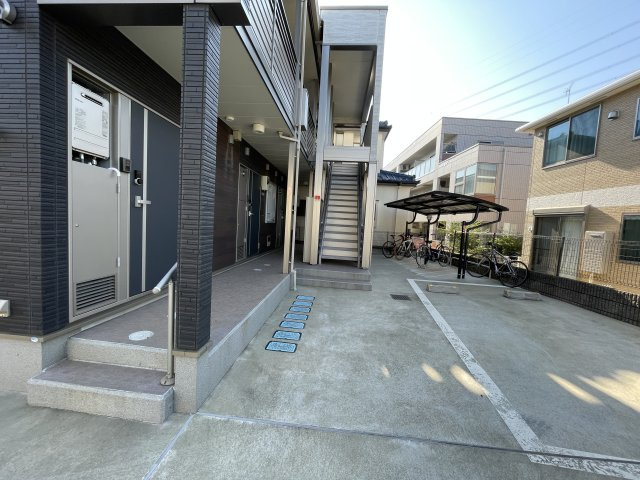 稲城市百村のアパートのエントランス