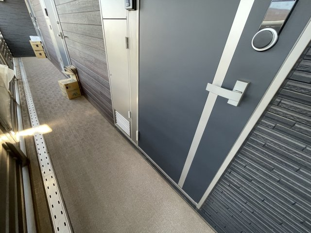 稲城市百村のアパートのバルコニー