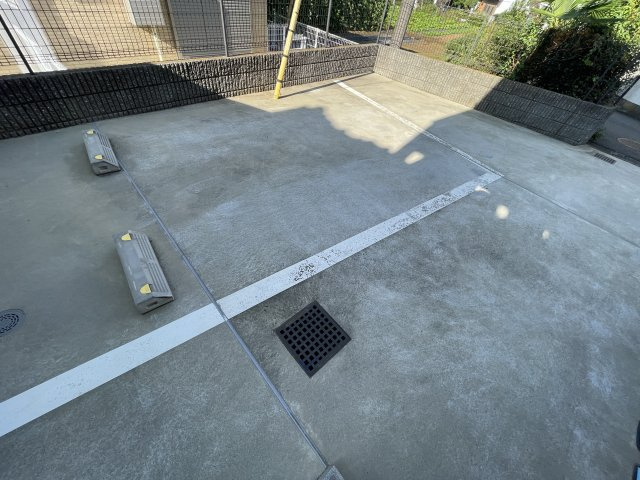 稲城市百村のアパートの駐車場