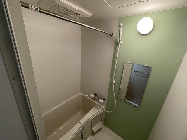 稲城市百村のアパートの浴室