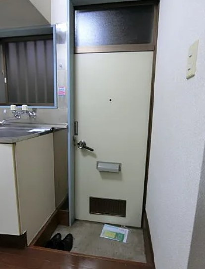 国分寺市内藤２丁目のアパートの玄関