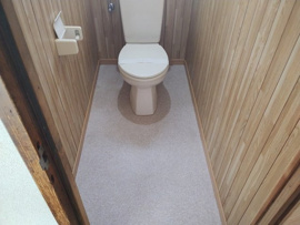 落ち着いた色調のトイレです