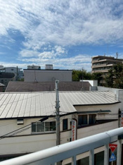 暖かな日差しのふりそそぐバルコニー