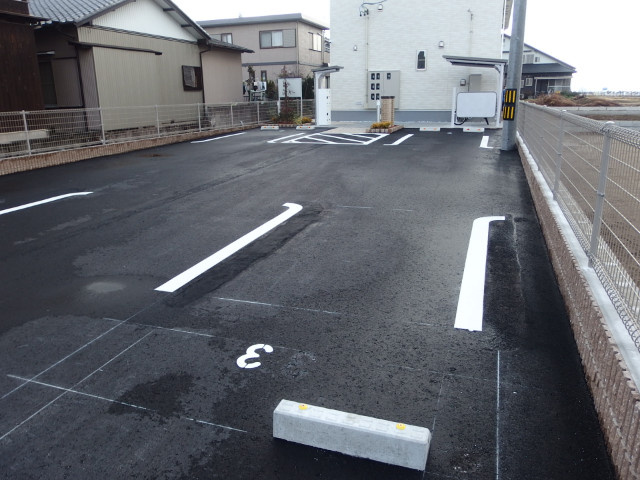 ロジュマン堀之内の駐車場