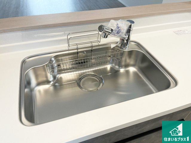 明石市大久保町山手台　第24-2期　新築一戸建ての独立洗面台|清潔感のある洗面台です。フラットな鏡は掃除がしやすく毎日清潔！ホースは引き出して使えるので洗顔やお掃除の際に便利です！