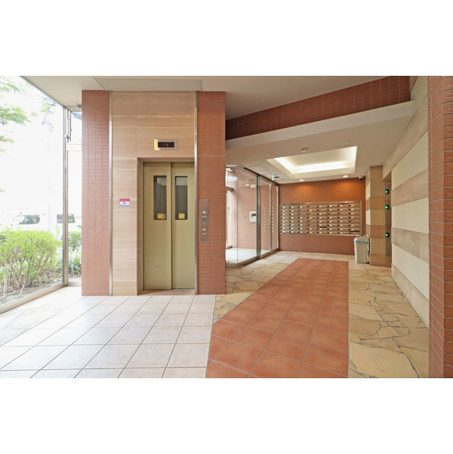 ベルフェリーク新神戸のロビー|おしゃれな居間です