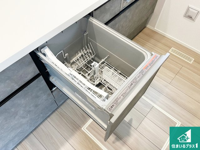 明石市大久保町山手台　第24-2期　新築一戸建ての設備|食事後の一仕事、食器洗いをボタン一つでお任せできちゃいます！場所を取らないビルトイン式なので、お料理スペースもしっかり確保！