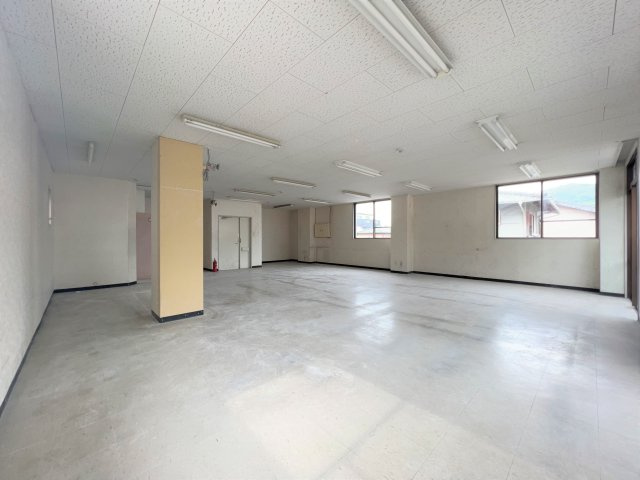 Aスタービル2F-B1のロビー