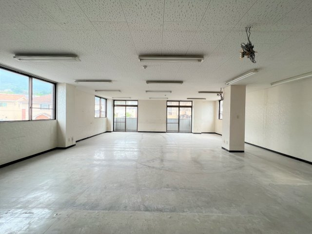 Aスタービル2F-B1のロビー