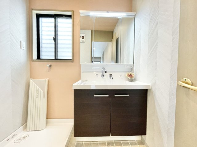 枚方市東船橋2丁目　中古一戸建ての独立洗面台|独立洗面台、小物を置くことができて便利です