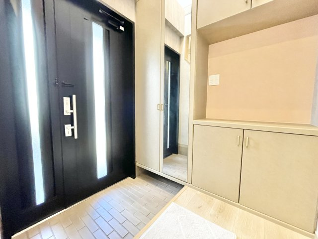 枚方市東船橋2丁目　中古一戸建ての玄関|明るい玄関です