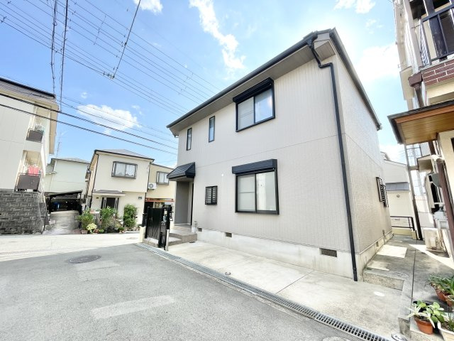 枚方市東船橋2丁目　中古一戸建ての駐車場|車をお持ちの方に嬉しい駐車場付きの物件です