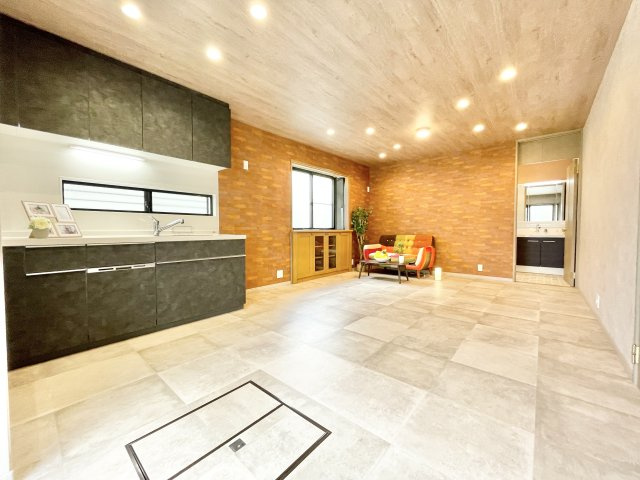 枚方市東船橋2丁目　中古一戸建ての居間・リビング|ゆったり過ごせるリビングです