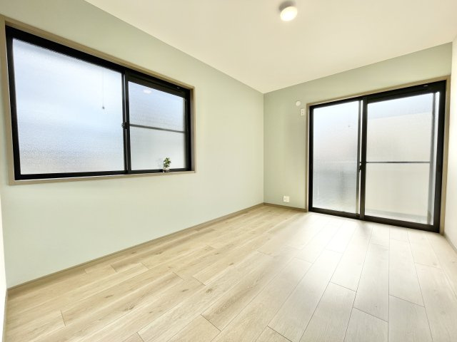 枚方市東船橋2丁目　中古一戸建ての寝室|広くて明るい寝室