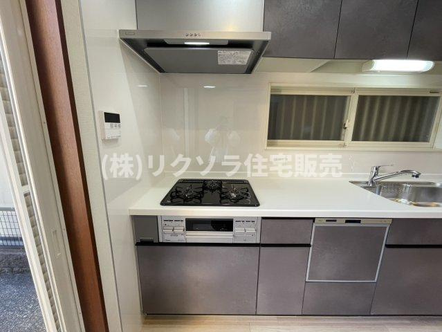 伊加賀西町　中古一戸建てのキッチン|ビルトイン三口コンロ
■物件内覧・資金計画相談・住宅ローン相談、リフォーム相談、お問合せ受付中■
※当日・翌日のご内覧、ご相談はお電話でのお問合せがスムーズです！