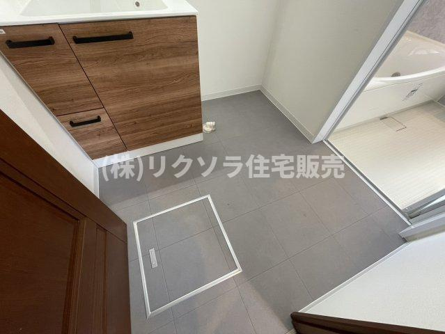 伊加賀西町　中古一戸建ての脱衣所|床下収納付き
■物件内覧・資金計画相談・住宅ローン相談、リフォーム相談、お問合せ受付中■
※当日・翌日のご内覧、ご相談はお電話でのお問合せがスムーズです！