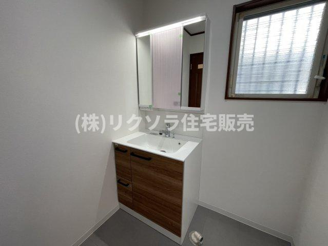 伊加賀西町　中古一戸建ての独立洗面台|■物件内覧・資金計画相談・住宅ローン相談、リフォーム相談、お問合せ受付中■
※当日・翌日のご内覧、ご相談はお電話でのお問合せがスムーズです！