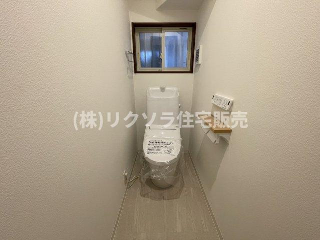 伊加賀西町　中古一戸建てのトイレ|温水洗浄便座付き
■物件内覧・資金計画相談・住宅ローン相談、リフォーム相談、お問合せ受付中■
※当日・翌日のご内覧、ご相談はお電話でのお問合せがスムーズです！