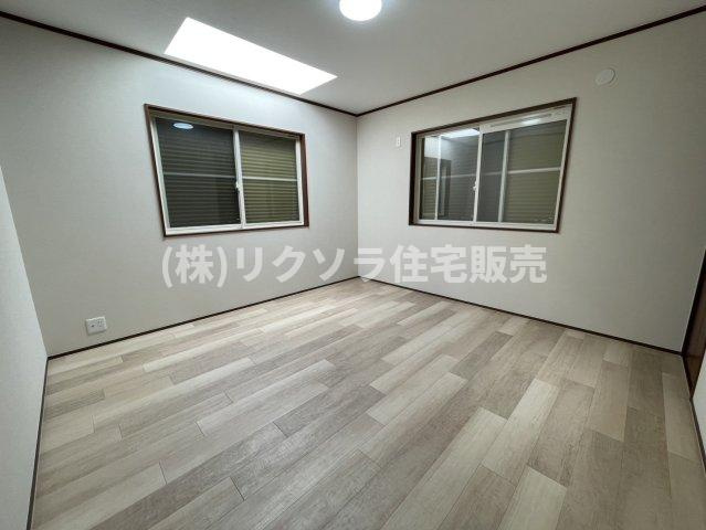 伊加賀西町　中古一戸建て|洋室8.0帖
■物件内覧・資金計画相談・住宅ローン相談、リフォーム相談、お問合せ受付中■
※当日・翌日のご内覧、ご相談はお電話でのお問合せがスムーズです！