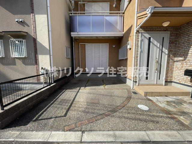 伊加賀西町　中古一戸建ての駐車場|駐車場2台
■物件内覧・資金計画相談・住宅ローン相談、リフォーム相談、お問合せ受付中■
※当日・翌日のご内覧、ご相談はお電話でのお問合せがスムーズです！