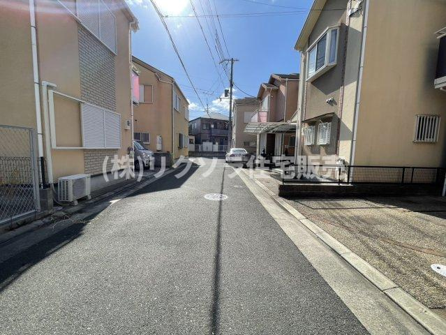 伊加賀西町　中古一戸建ての前面道路含む現地写真|前道　東　幅員5.0ｍ
■物件内覧・資金計画相談・住宅ローン相談、リフォーム相談、お問合せ受付中■
※当日・翌日のご内覧、ご相談はお電話でのお問合せがスムーズです！