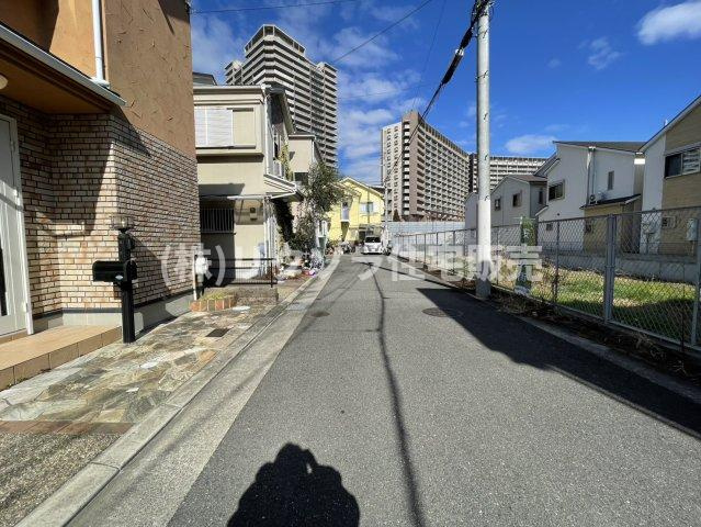 伊加賀西町　中古一戸建ての前面道路含む現地写真|前道　東　幅員5.0ｍ
■物件内覧・資金計画相談・住宅ローン相談、リフォーム相談、お問合せ受付中■
※当日・翌日のご内覧、ご相談はお電話でのお問合せがスムーズです！
