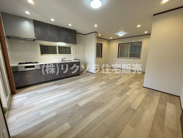 伊加賀西町　中古一戸建ての居間・リビング|LDK16.0帖
■物件内覧・資金計画相談・住宅ローン相談、リフォーム相談、お問合せ受付中■
※当日・翌日のご内覧、ご相談はお電話でのお問合せがスムーズです！