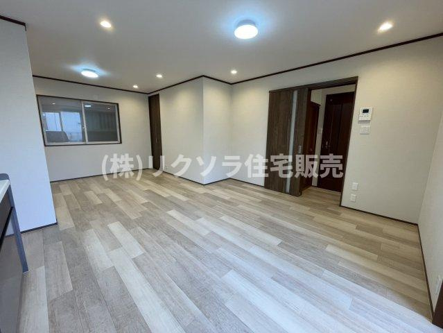 伊加賀西町　中古一戸建ての居間・リビング|LDK16.0帖
■物件内覧・資金計画相談・住宅ローン相談、リフォーム相談、お問合せ受付中■
※当日・翌日のご内覧、ご相談はお電話でのお問合せがスムーズです！