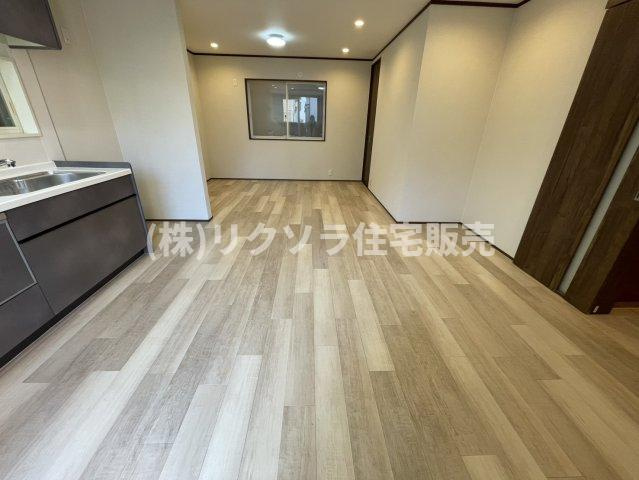 伊加賀西町　中古一戸建ての居間・リビング|LDK16.0帖
■物件内覧・資金計画相談・住宅ローン相談、リフォーム相談、お問合せ受付中■
※当日・翌日のご内覧、ご相談はお電話でのお問合せがスムーズです！