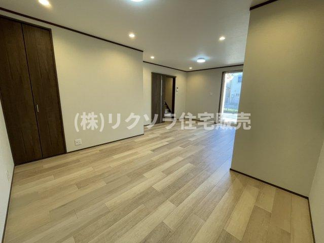 伊加賀西町　中古一戸建ての居間・リビング|LDK16.0帖
■物件内覧・資金計画相談・住宅ローン相談、リフォーム相談、お問合せ受付中■
※当日・翌日のご内覧、ご相談はお電話でのお問合せがスムーズです！