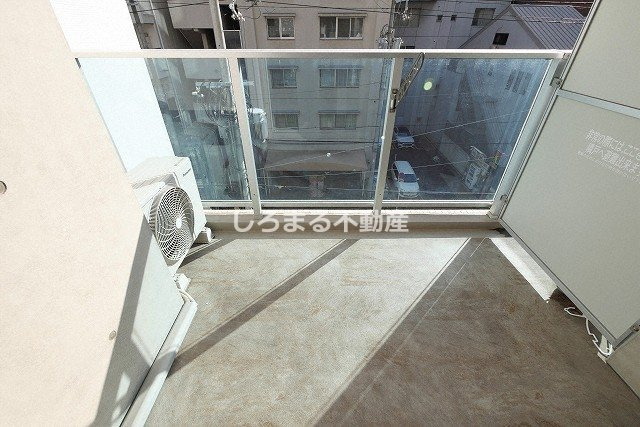 Ｐｒｉｍａｖｅｒａ　Ｎｉｓｈｉ　Ｓｈｉｎｓａｉｂａｓｈｉのバルコニー