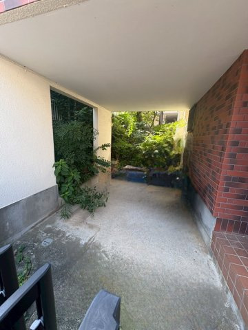 坂戸市中古戸建の駐車場|雨の日も安心のカースペース