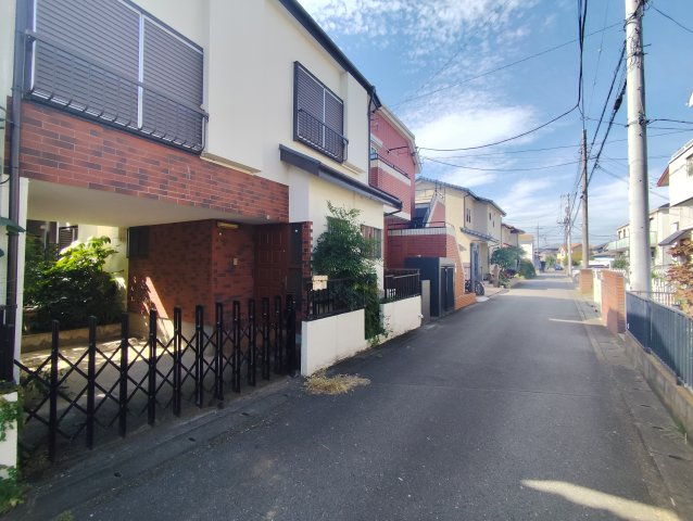 坂戸市中古戸建の前面道路含む現地写真|近隣は住宅街なので落ち着いた暮らしが好きな人にピッタリ
