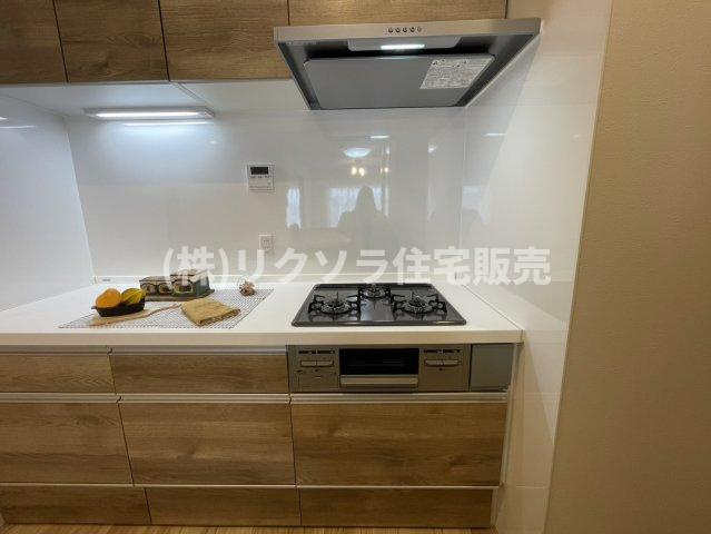 香里ケ丘ガーデンハイツのキッチン|ビルトイン3口コンロ
■物件内覧・資金計画相談・住宅ローン相談、リフォーム相談、お問合せ受付中■
※当日・翌日のご内覧、ご相談はお電話でのお問合せがスムーズです！