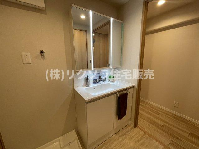 香里ケ丘ガーデンハイツの独立洗面台|三面鏡付き独立洗面台
■物件内覧・資金計画相談・住宅ローン相談、リフォーム相談、お問合せ受付中■
※当日・翌日のご内覧、ご相談はお電話でのお問合せがスムーズです！