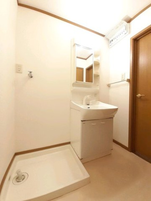 【洗面所】 | サンシティー国府Ａ | 明るい洗面所です