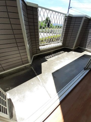 【バルコニー】 | サンシティー国府Ａ | バルコニーからの眺めを楽しみながら食事をしませんか