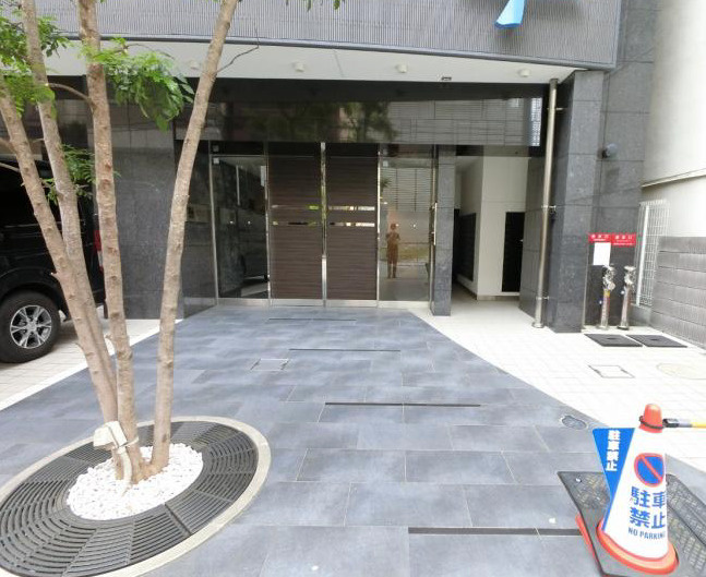 APRILE南森町のエントランス