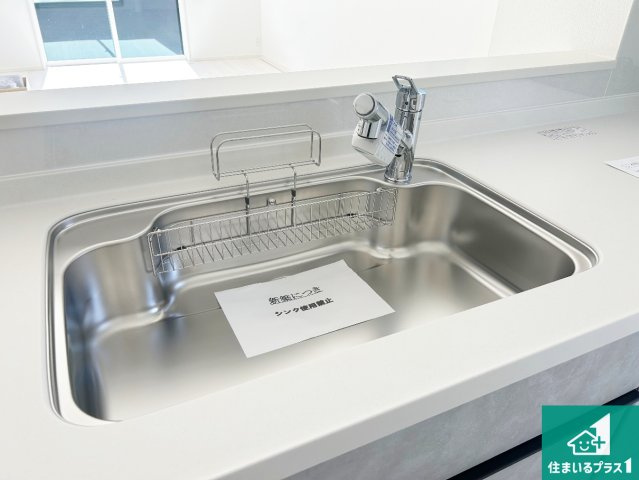 神戸市須磨区白川台　第24-1期　新築一戸建ての独立洗面台|清潔感のある洗面台です。フラットな鏡は掃除がしやすく毎日清潔！ホースは引き出して使えるので洗顔やお掃除の際に便利です！