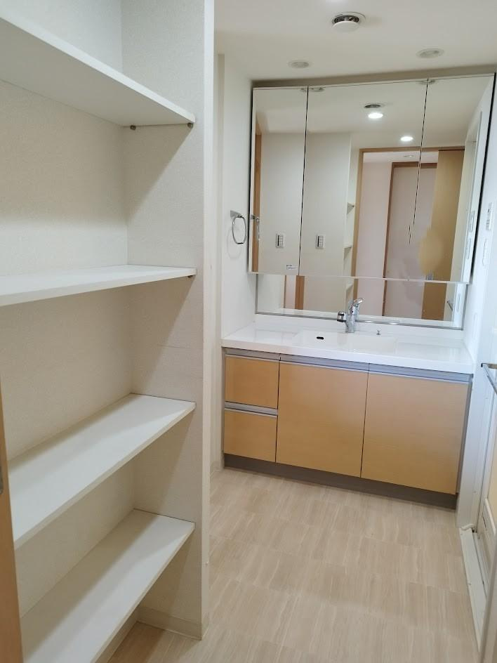 メロディーフォレスタ枚方長尾の内装|脱衣室　洗面化粧台　収納付き
■物件内覧・資金計画相談・住宅ローン相談、リフォーム相談、お問合せ受付中■
※当日・翌日のご内覧、ご相談はお電話でのお問合せがスムーズです！