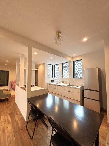 千石4丁目戸建の居間・リビング|黒テーブルは撤去不可。それ以外の家具・家電は撤去相談可。