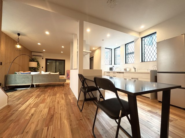 千石4丁目戸建の居間・リビング|黒テーブルは撤去不可。それ以外の家具・家電は撤去相談可。