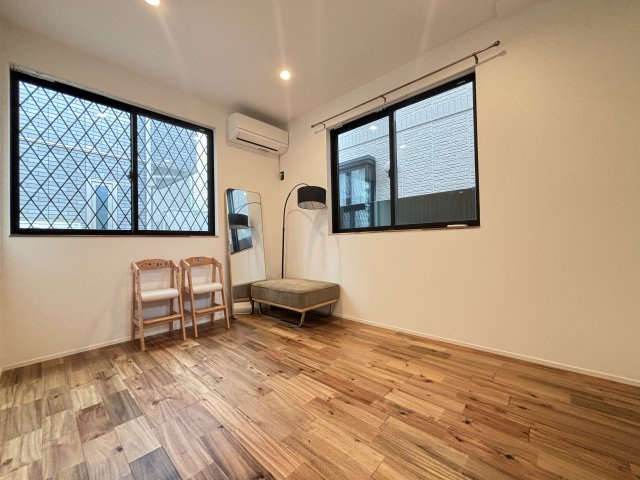 千石4丁目戸建の洋室|1階：6帖洋室。エアコン以外は撤去相談可。