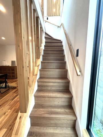 千石4丁目戸建の内装|階段　1階→2階