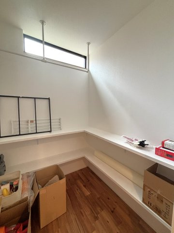 千石4丁目戸建の収納|1階WIC。残置物の撤去相談可。おもちゃ等があります。