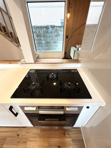 千石4丁目戸建の設備|3口ガスコンロ、グリル、オーブン