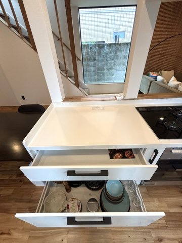 千石4丁目戸建の収納|キッチン　コンロ横